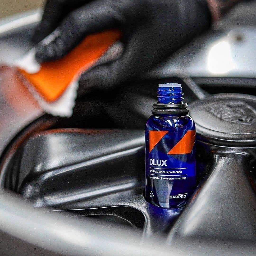 CQUARTZ DLUX wheel and trim coating kit with its applicator